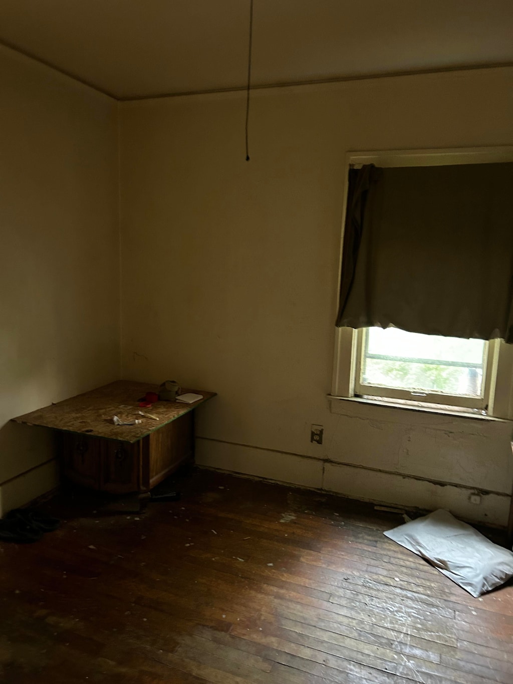 unfurnished room with dark hardwood / wood-style flooring