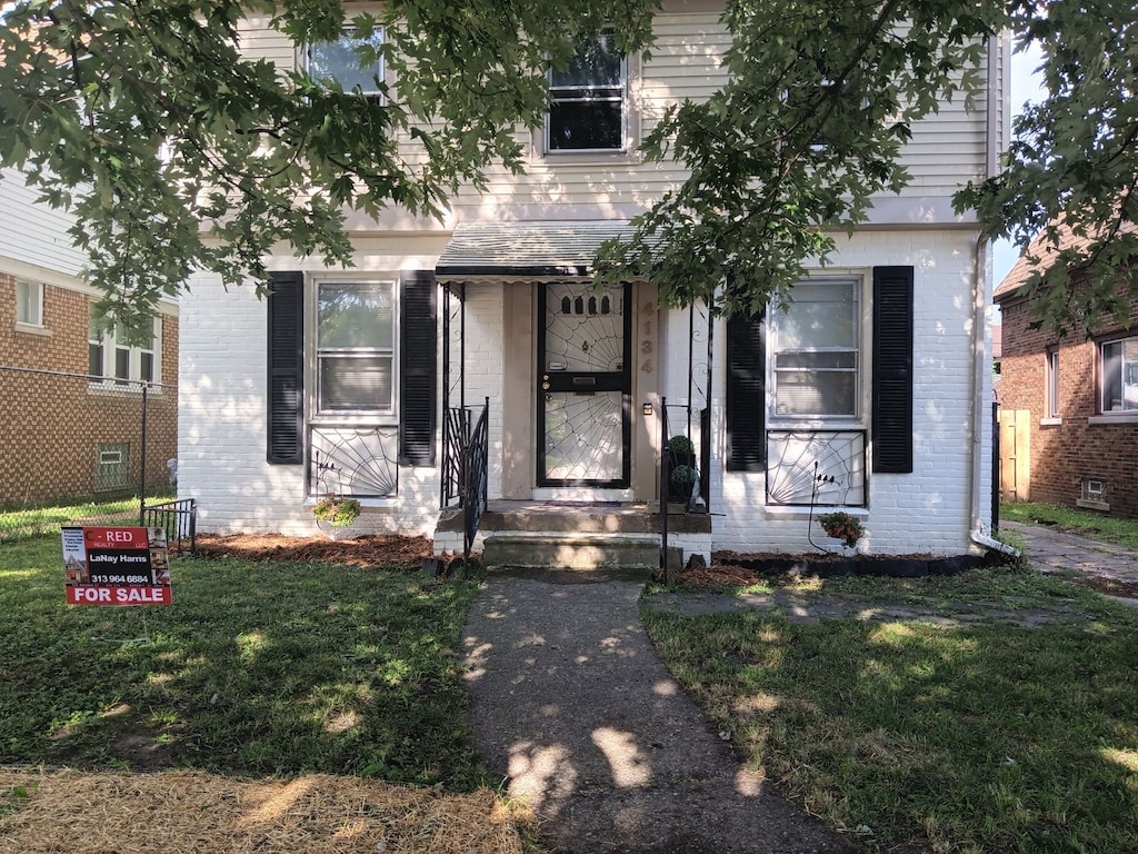 view of front of house featuring a front lawn