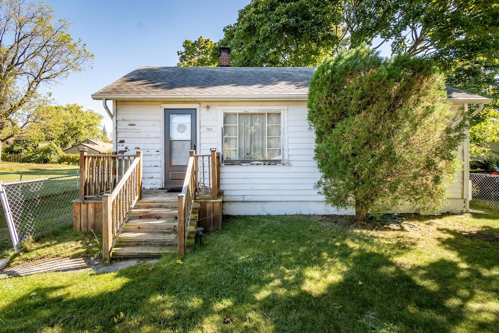 view of front of house with a front yard