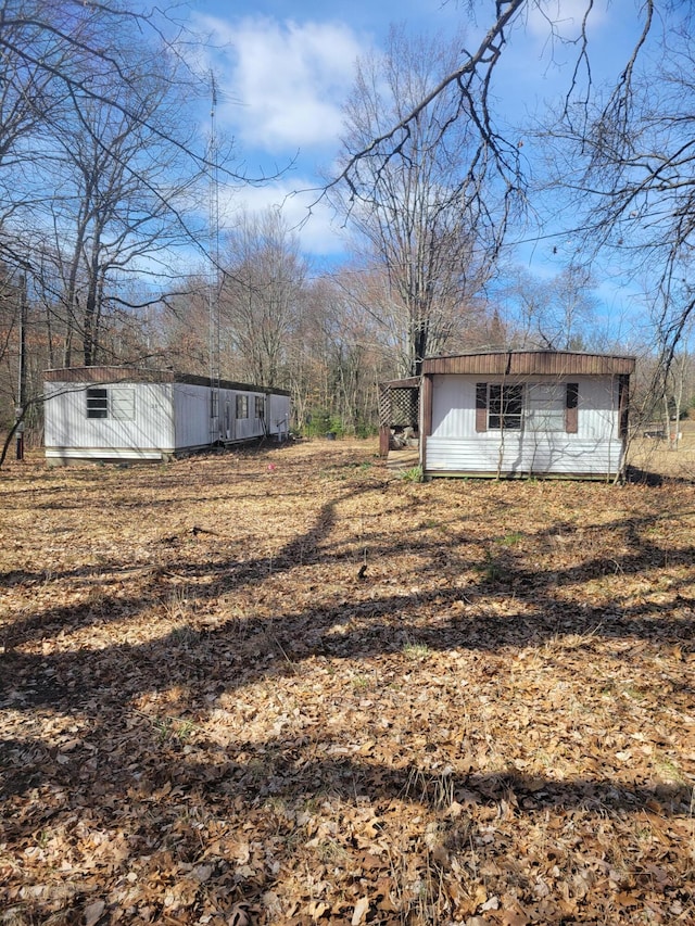 view of yard with an outbuilding