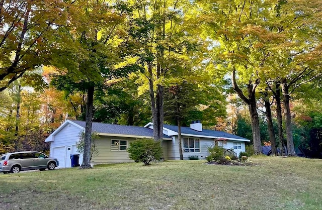 view of front of home featuring a front lawn and a garage