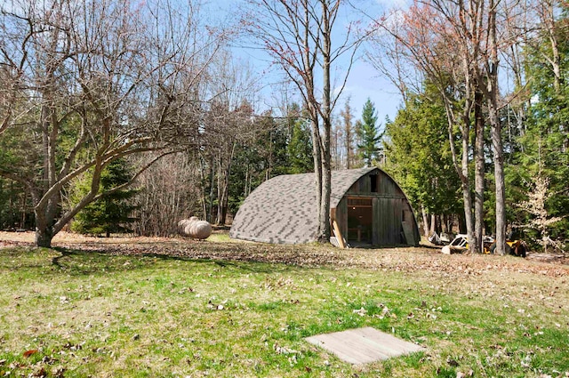 view of yard featuring an outdoor structure