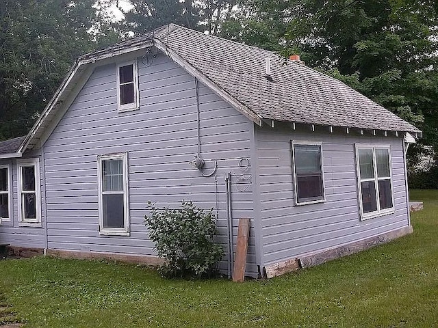 view of side of property featuring a lawn