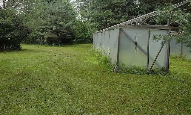 view of outdoor structure featuring a yard