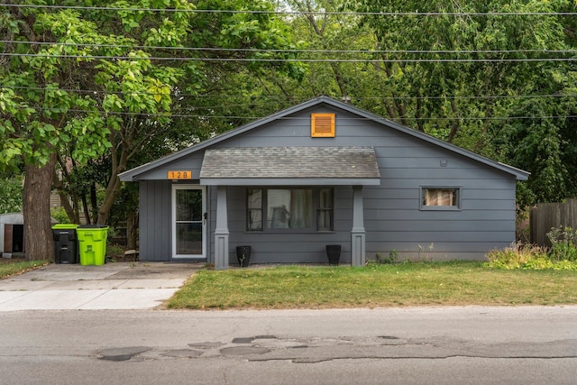 view of front of property featuring a front lawn