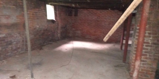 5700 Townsend St, Detroit, MI 48213 - unfinished below grade area featuring brick wall