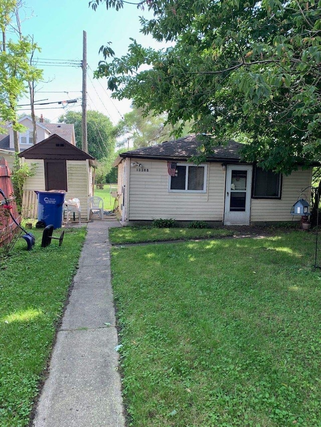 view of front facade featuring a front lawn