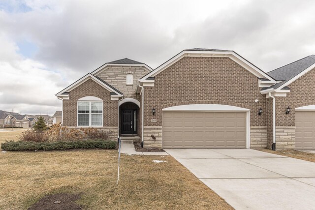 view of front facade featuring a garage and a front lawn