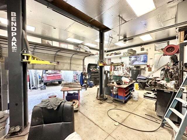 2715 Duck Lake Rd N, Highland, MI 48356 - garage with a workshop area