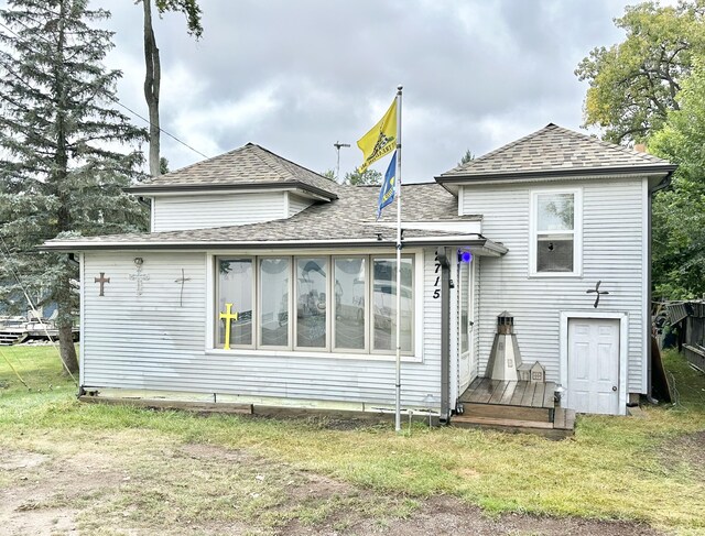 2715 Duck Lake Rd N, Highland, MI 48356 - back of house featuring a yard and roof with shingles