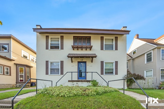 view of front of home featuring a front lawn