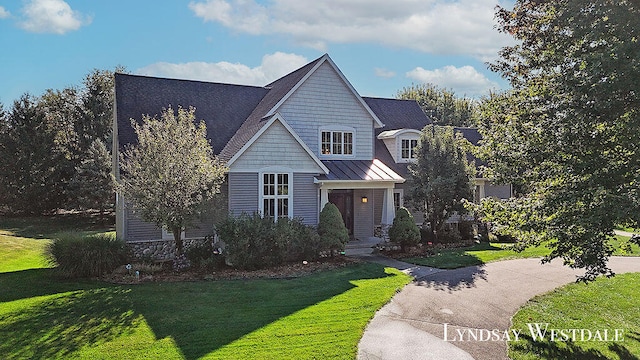 view of front of house featuring a front lawn