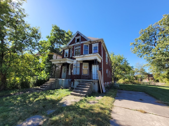 view of front of house with a front yard