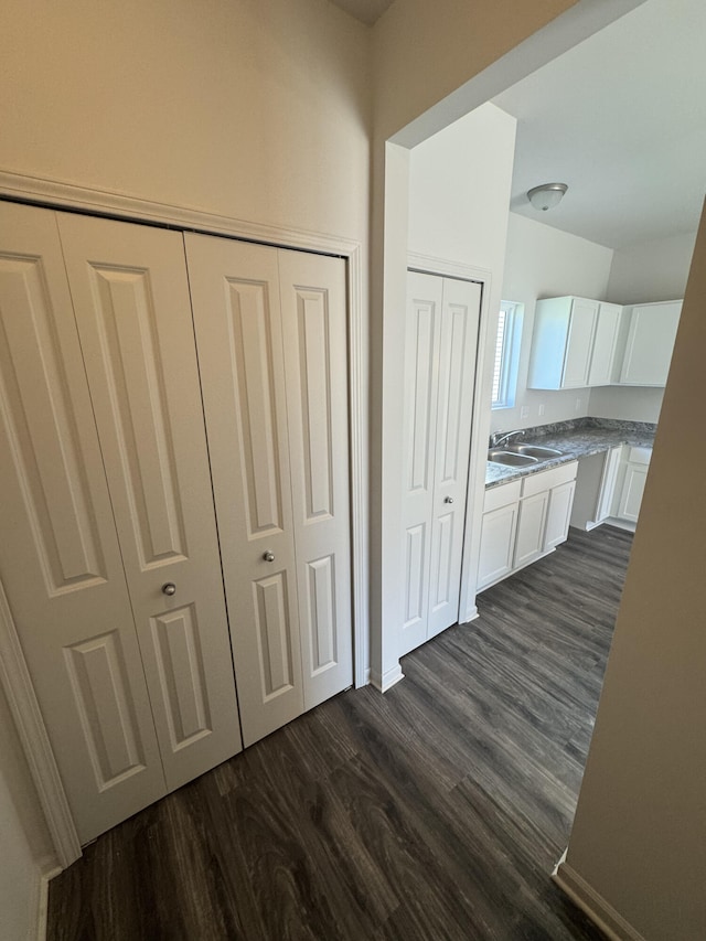 411 Mason Run Blvd, Monroe, MI 48162 - hallway featuring dark wood finished floors and baseboards