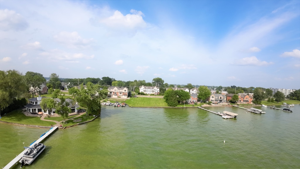 1540 Cass Lake Rd, Keego Harbor, MI 48320