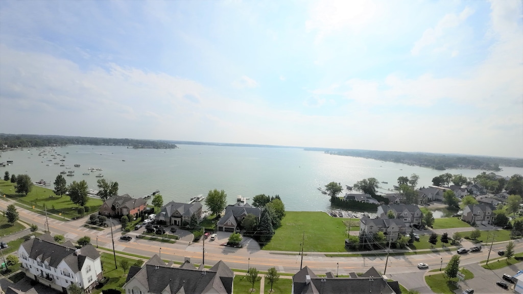1540 Cass Lake Rd, Keego Harbor, MI 48320