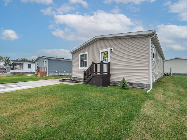 view of front of home featuring a front lawn