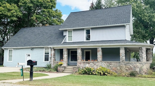 view of front facade featuring a front yard and a porch