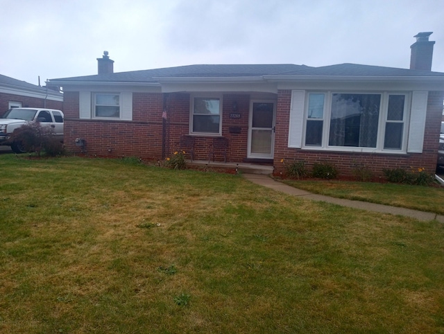 view of front of home featuring a front yard