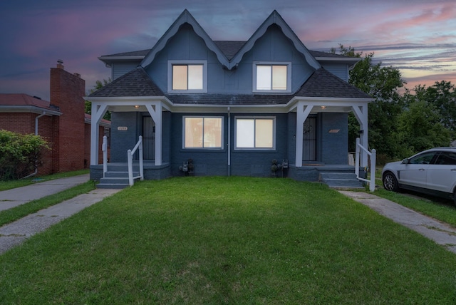 view of front of house featuring a yard