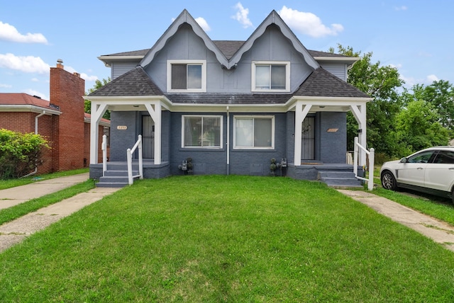 bungalow featuring a front lawn