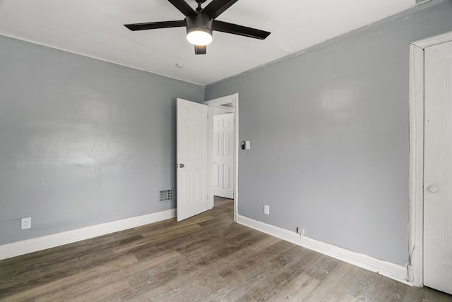 empty room featuring dark hardwood / wood-style floors and ceiling fan