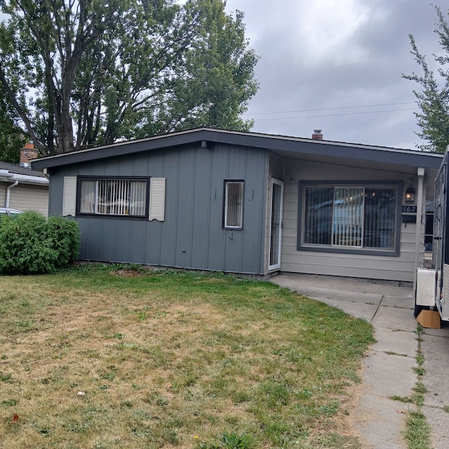 view of front facade with a front lawn