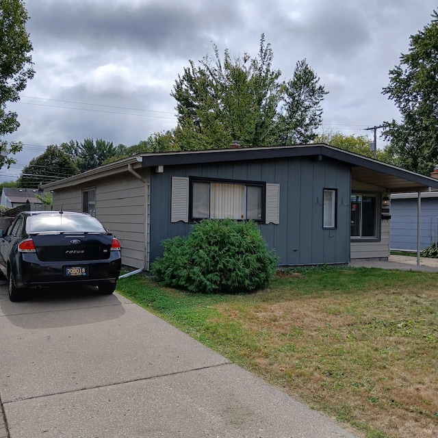 view of front of home featuring a front yard