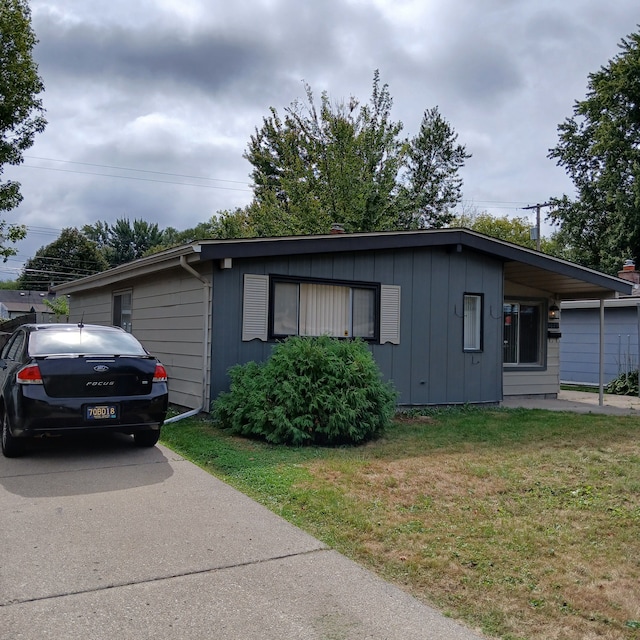 view of front of house with a front yard