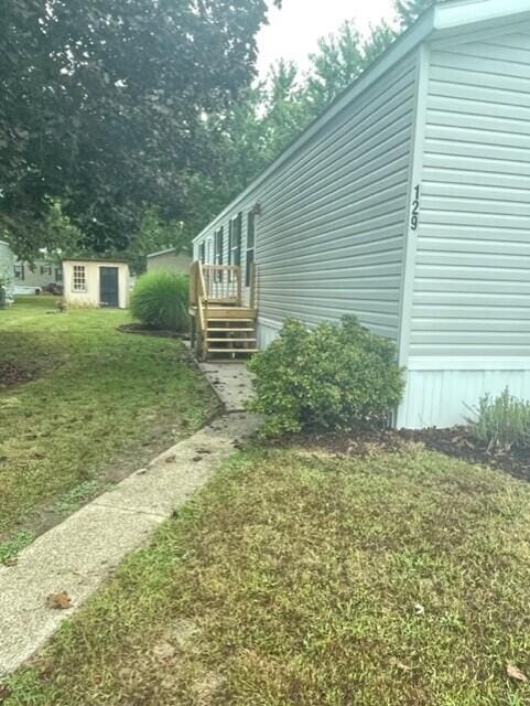 view of yard with a storage shed