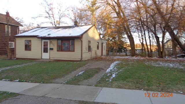 view of front of property with a front yard