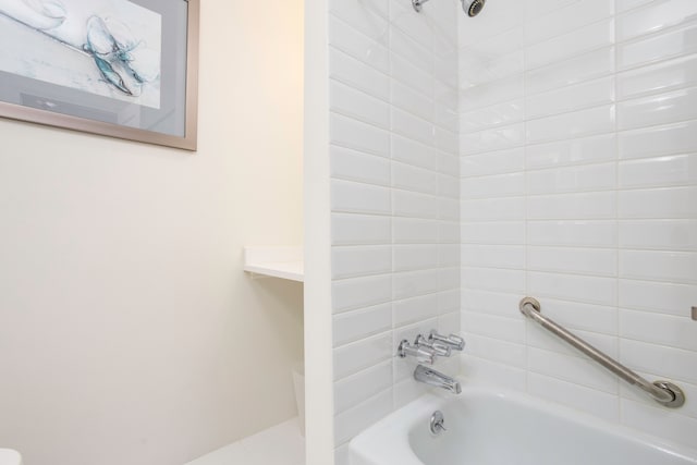 bathroom with tiled shower / bath