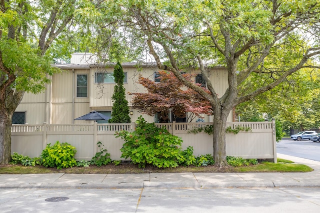 2100 Hyde Park Rd, Detroit, MI 48207 - view of front of home with a fenced front yard