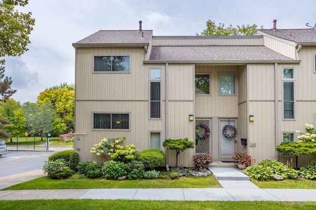 2100 Hyde Park Rd, Detroit, MI 48207 - view of front of home featuring roof with shingles