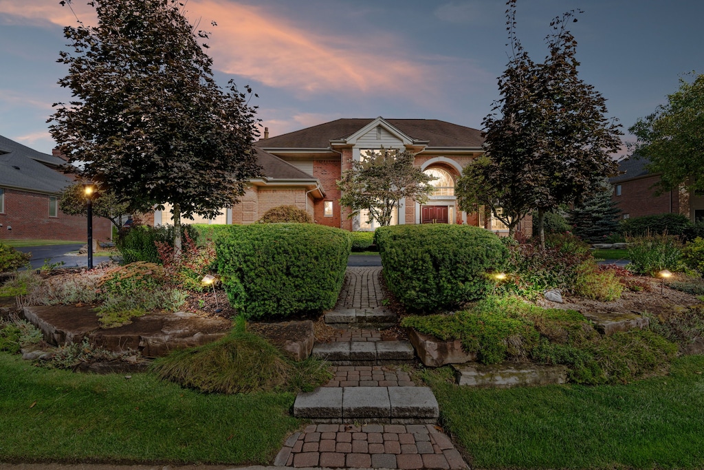 view of front of property featuring a yard