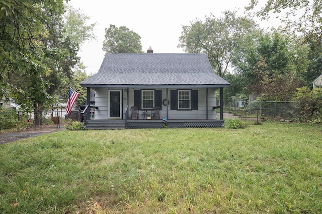 view of front facade featuring covered porch and a front lawn