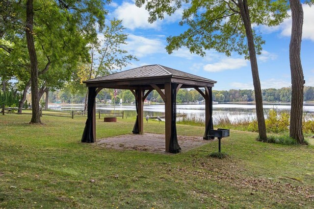 10350 Half Moon Dr, Pinckney, MI 48169