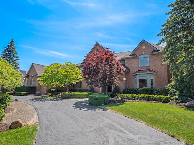 view of front of house featuring a front lawn