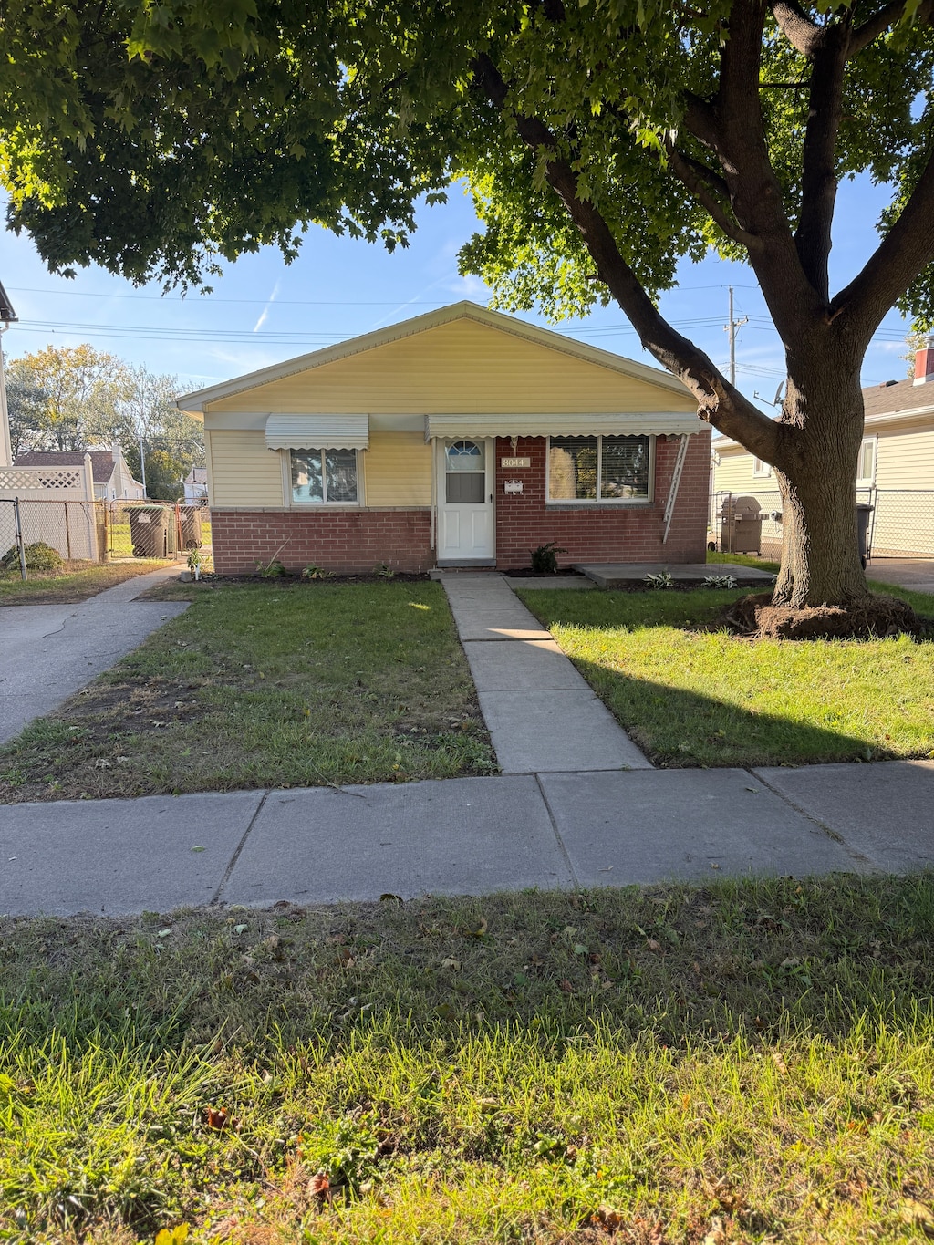 single story home featuring a front yard