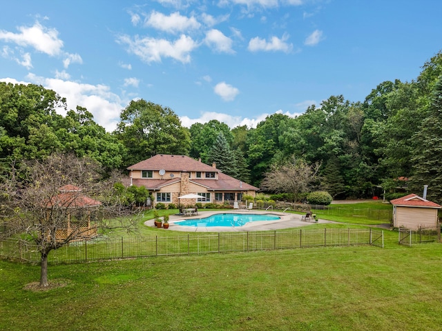 view of swimming pool featuring a lawn