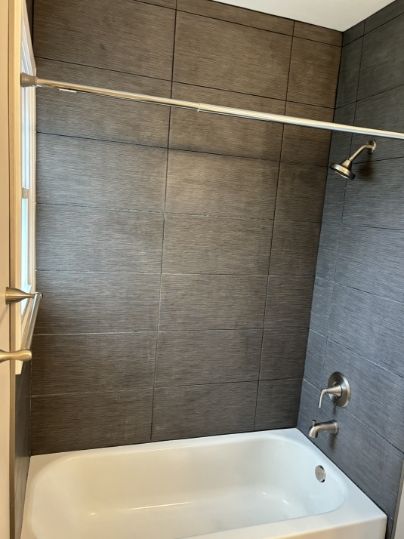 bathroom featuring tiled shower / bath combo