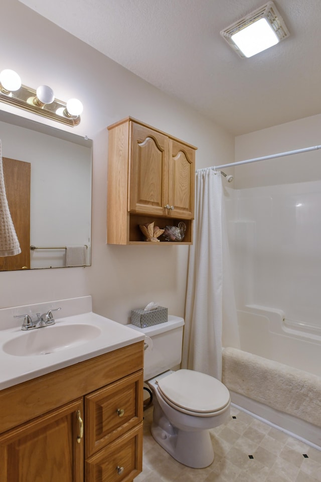 bathroom with a shower with shower curtain, vanity, and toilet