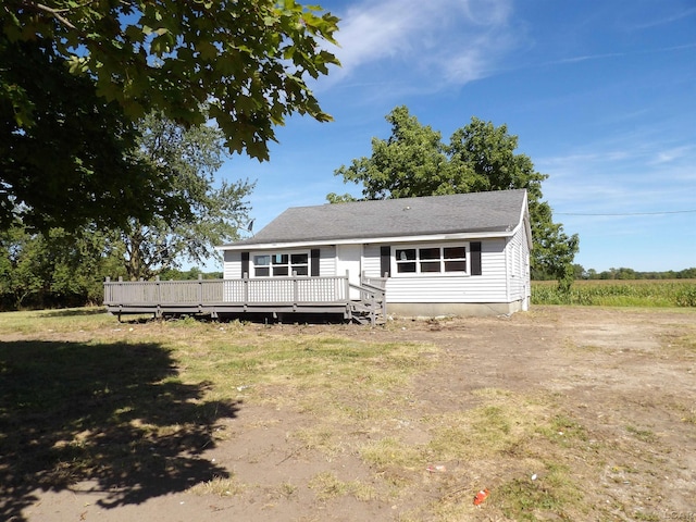 view of front of house featuring a wooden deck and a front lawn