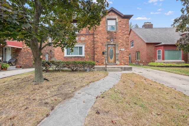 view of front of home featuring a front lawn