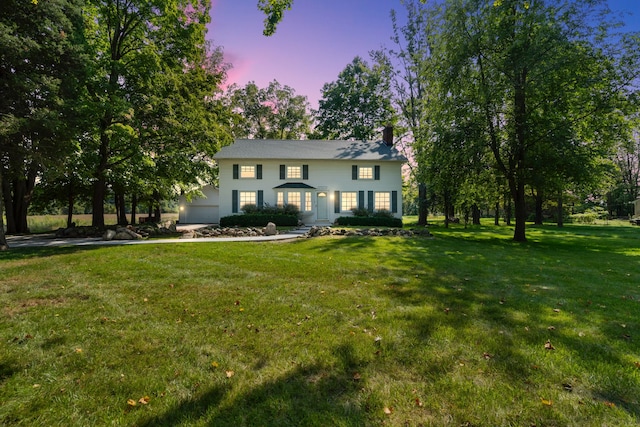 view of front facade featuring a lawn