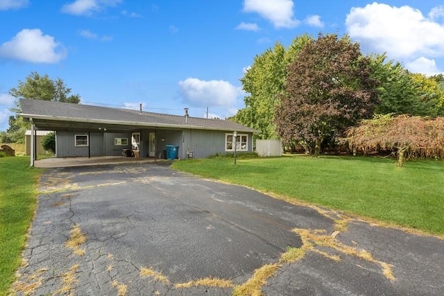 view of front of property featuring a carport and a front lawn