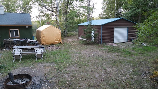 view of yard with an outbuilding and a garage