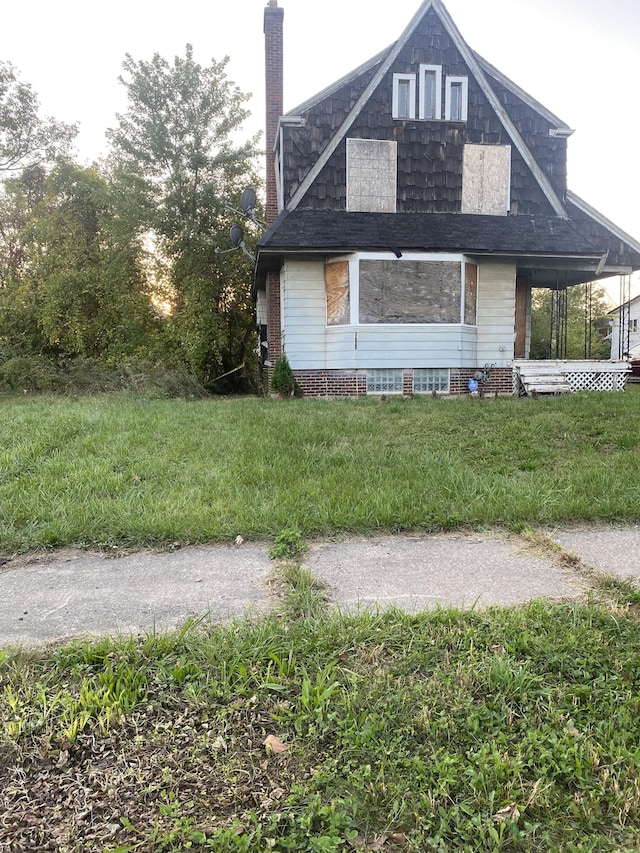 view of front facade featuring a porch and a front yard