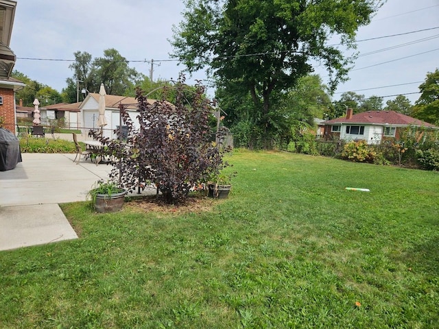 view of yard featuring a patio area