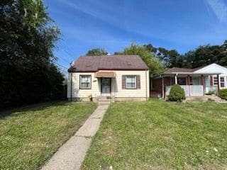 bungalow featuring a front lawn